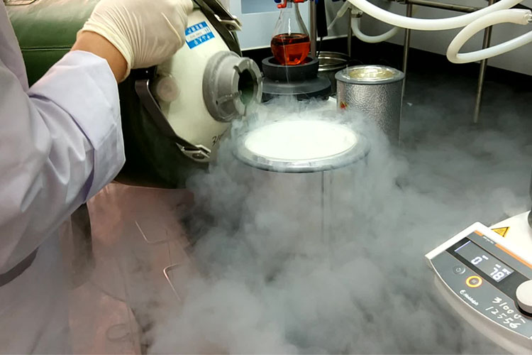 使用東亞液氮罐，提取液氮